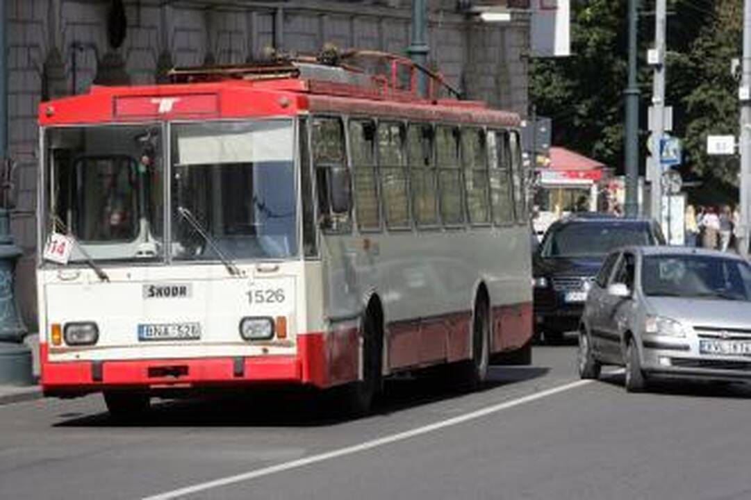 Sostinės centre „sprogo“ troleibusas