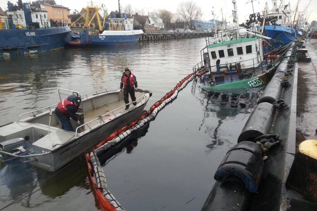Žvejų uostelyje pradėjo grimzti laivas „Freisa“