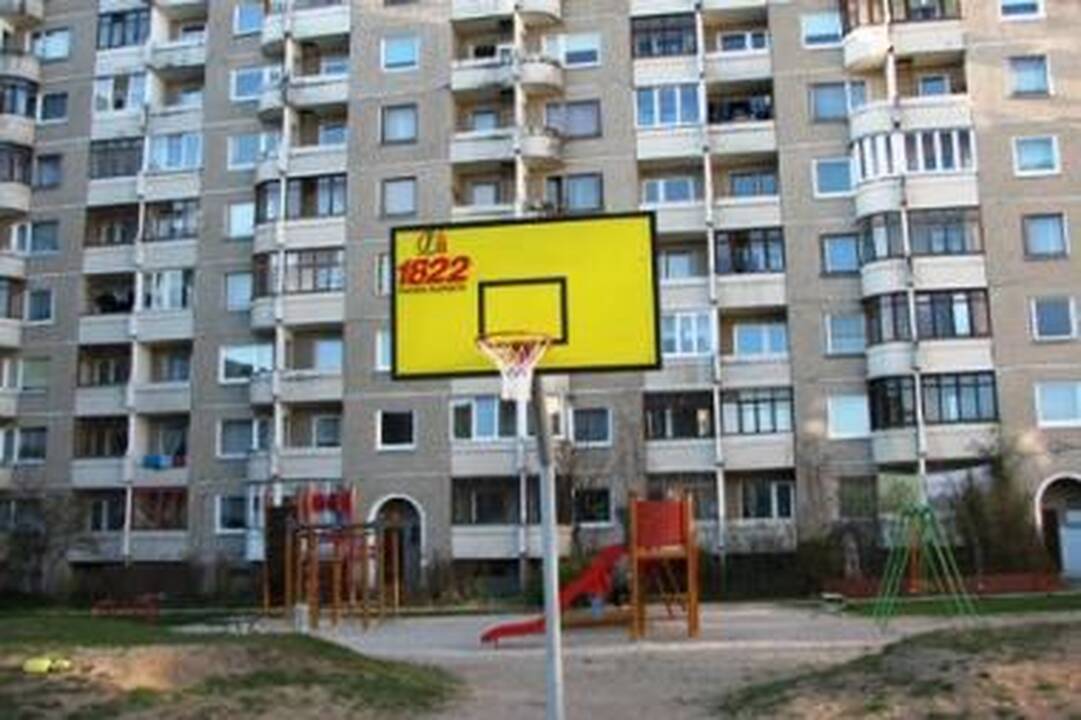 Sostinės kiemuose atnaujintos krepšinio aikšteles