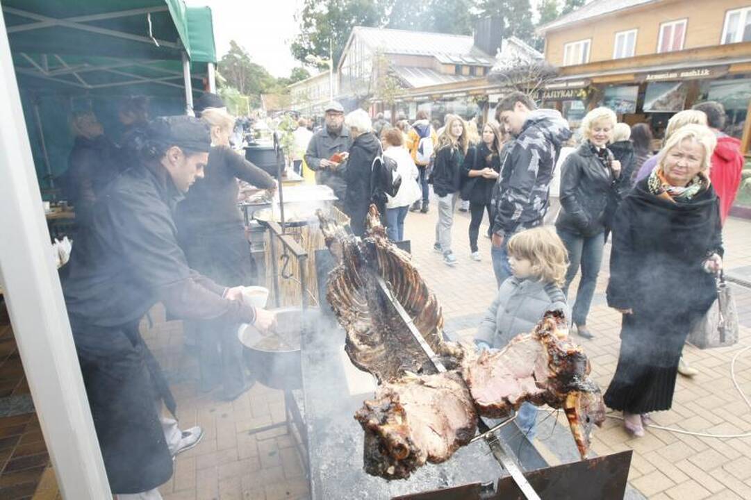 Palangoje išsirikiavo daugybė skanėstais nukrautų stalų