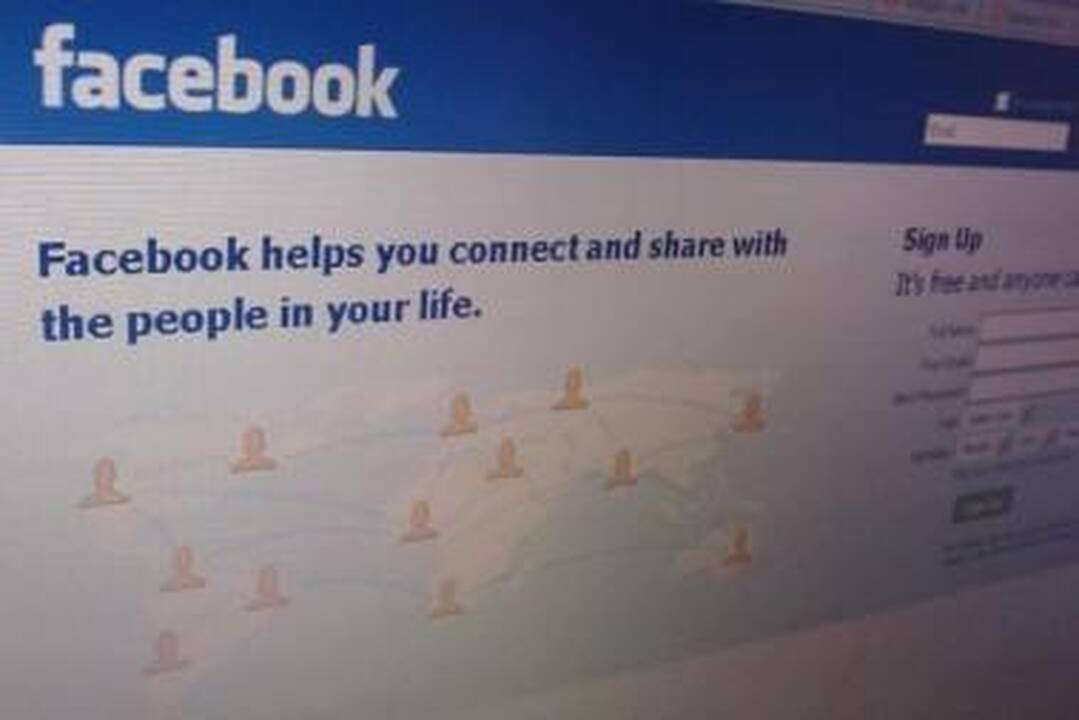 "MySpace" vis labiau atsilieka nuo "Facebook"