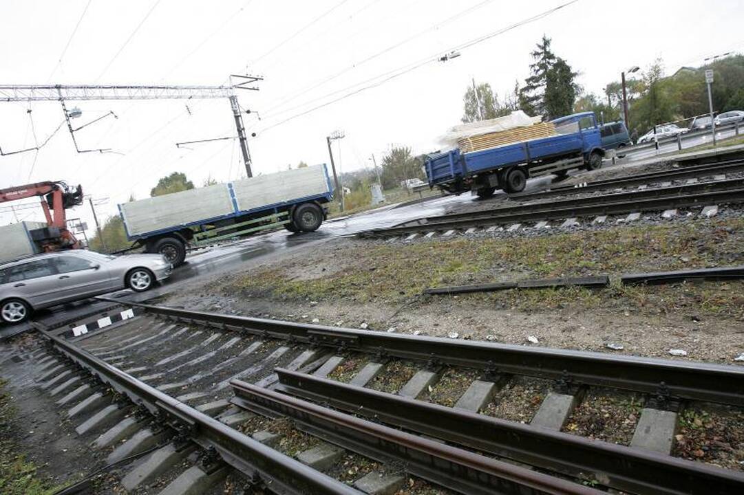 Policijos bandęs išvengti įkaušęs vyriškis prie pervažos sukėlė avariją