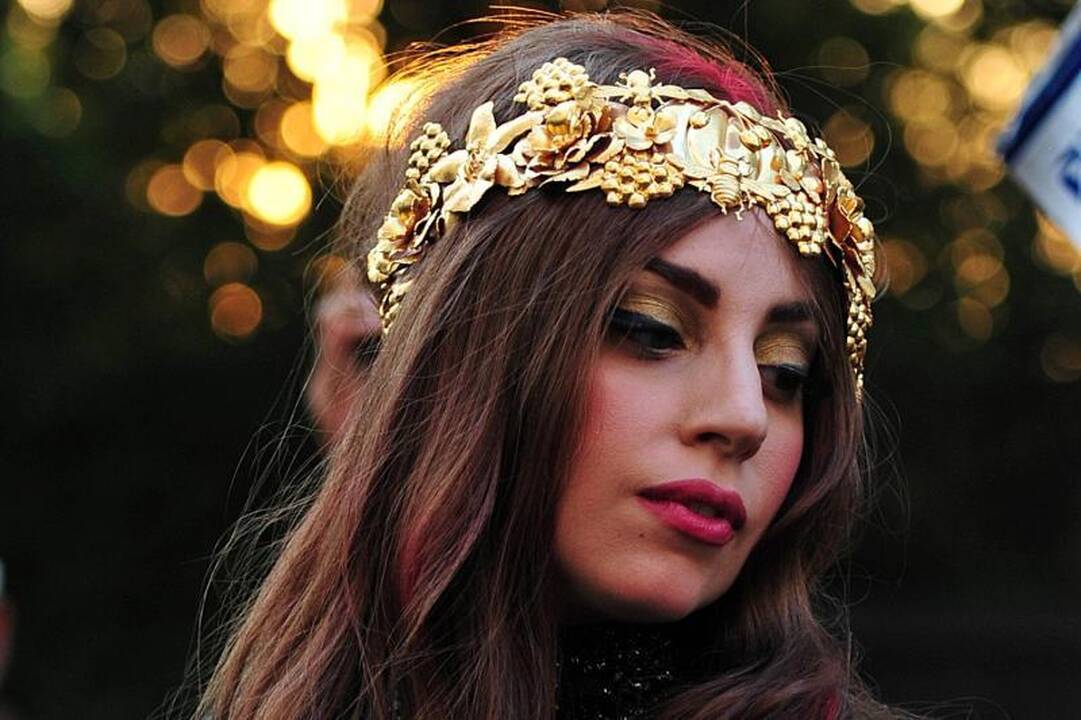 Lady Gaga dangsto priaugtą svorį ir rodo naują tatuiruotę galvoje