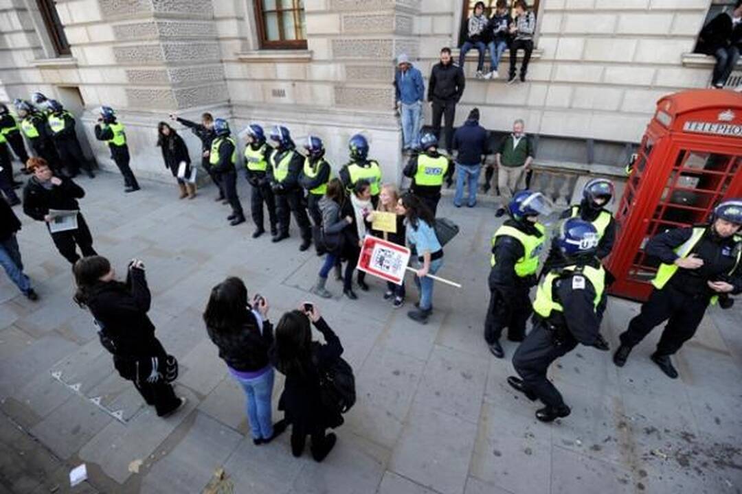 Britanijoje antrąkart dėl mokesčių už mokslą protestuojantys studentai susirėmė su policija