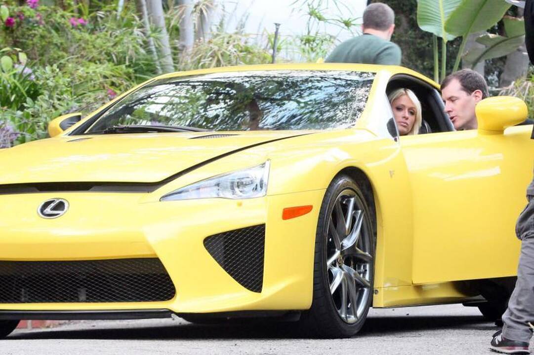 Kokia spalva Paris Hilton perdažė dovanotą „Lexus“?
