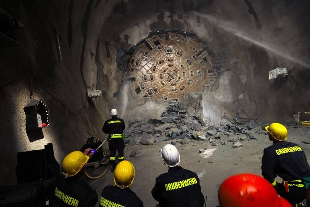 Japonija: po sprogimo tunelyje įstrigo keturi darbininkai