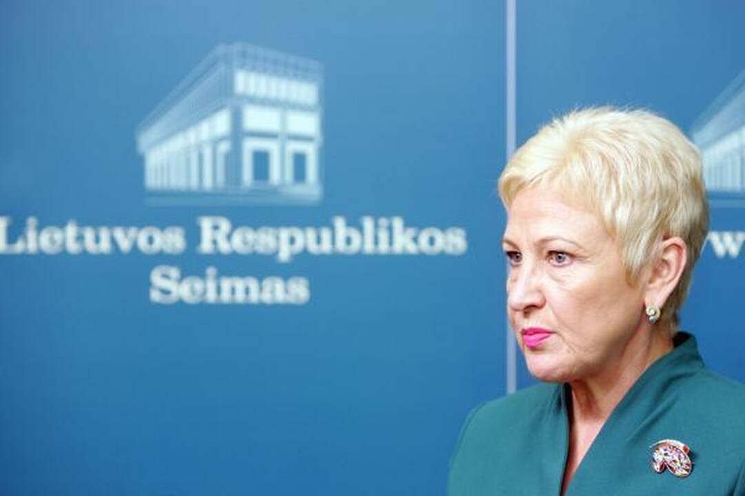 Iš L.Karaliaus Seimo nario mandatas atimtas, iš A.Sacharuko - ne