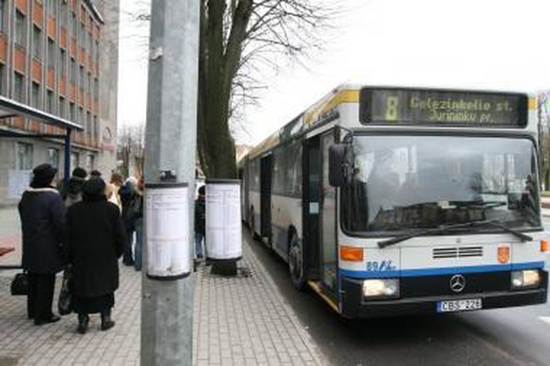 Keleivių įlaipinimas pro priekines duris: ar būtų geriau?