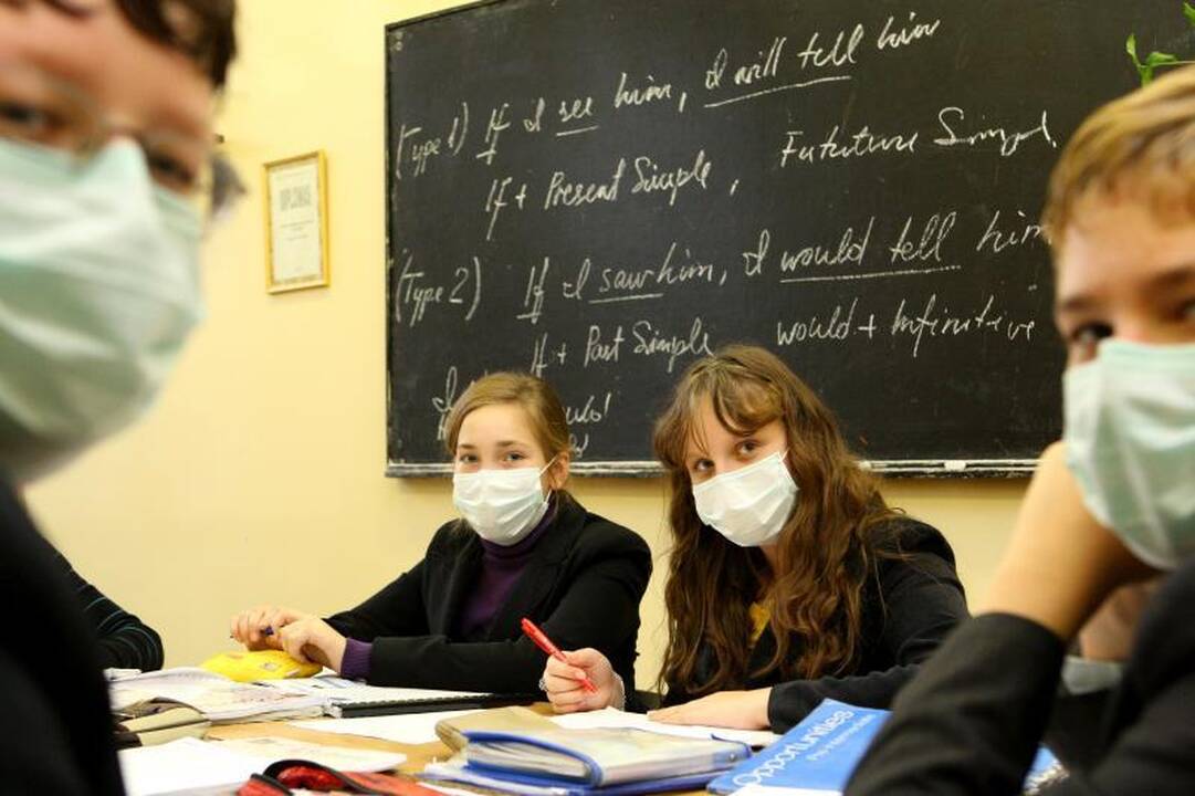 Sergančių moksleivių padaugėjo, bet pamokų nutraukti neskubama