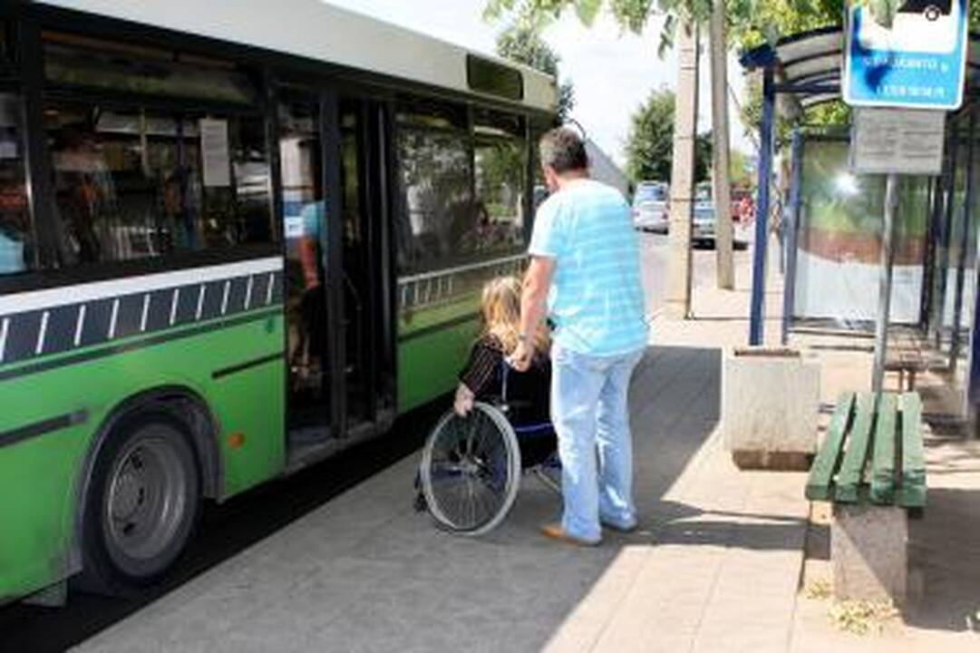 Iš neįgaliųjų patylomis atimta transporto kompensacija