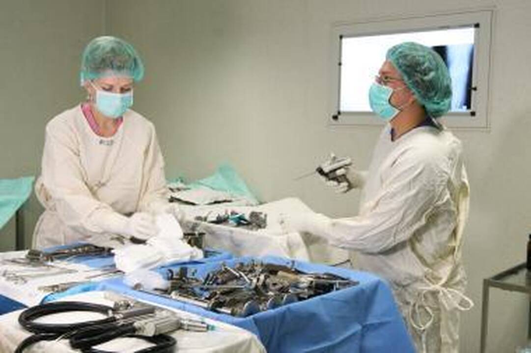 Naktį pjaudamas šokoladą prasidūrė pilvą