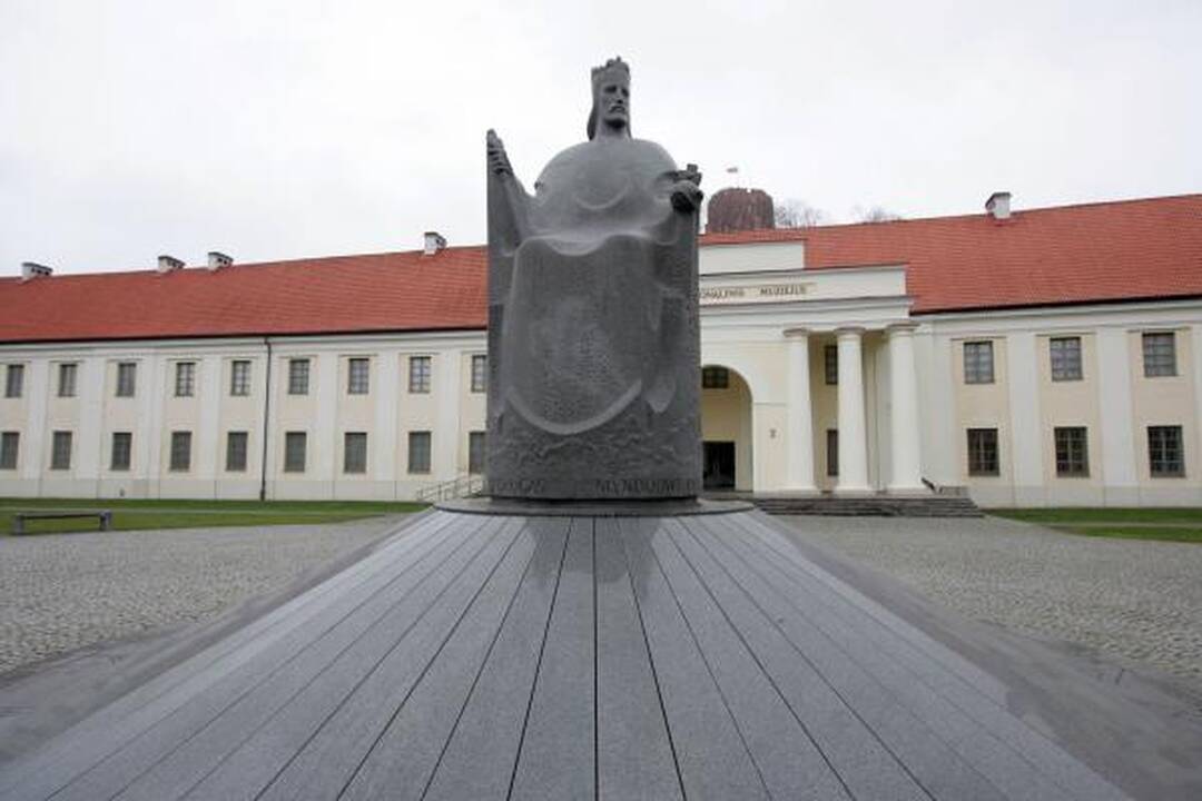 Vilniuje vandalai išniekino Užupio angelą, Mindaugo ir Gedimino paminklus