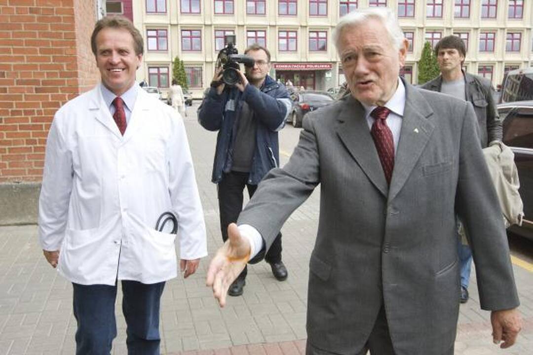 Prezidentas V.Adamkus grįžo namo