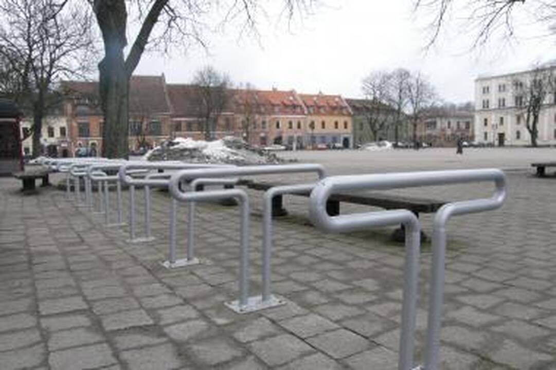 Rotušės aikštėje išdygo stovai dviračiams
