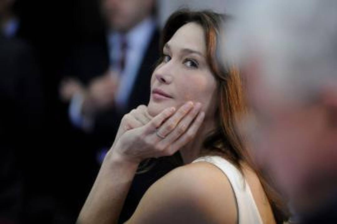 C.Bruni dainuos N.Mandelos gimtadienio ceremonijoje 