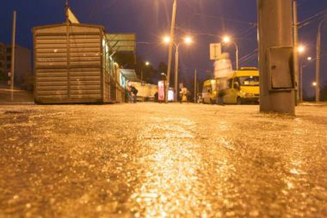 Kelių būklė: naktį ir rytą gali susidaryti plikledis