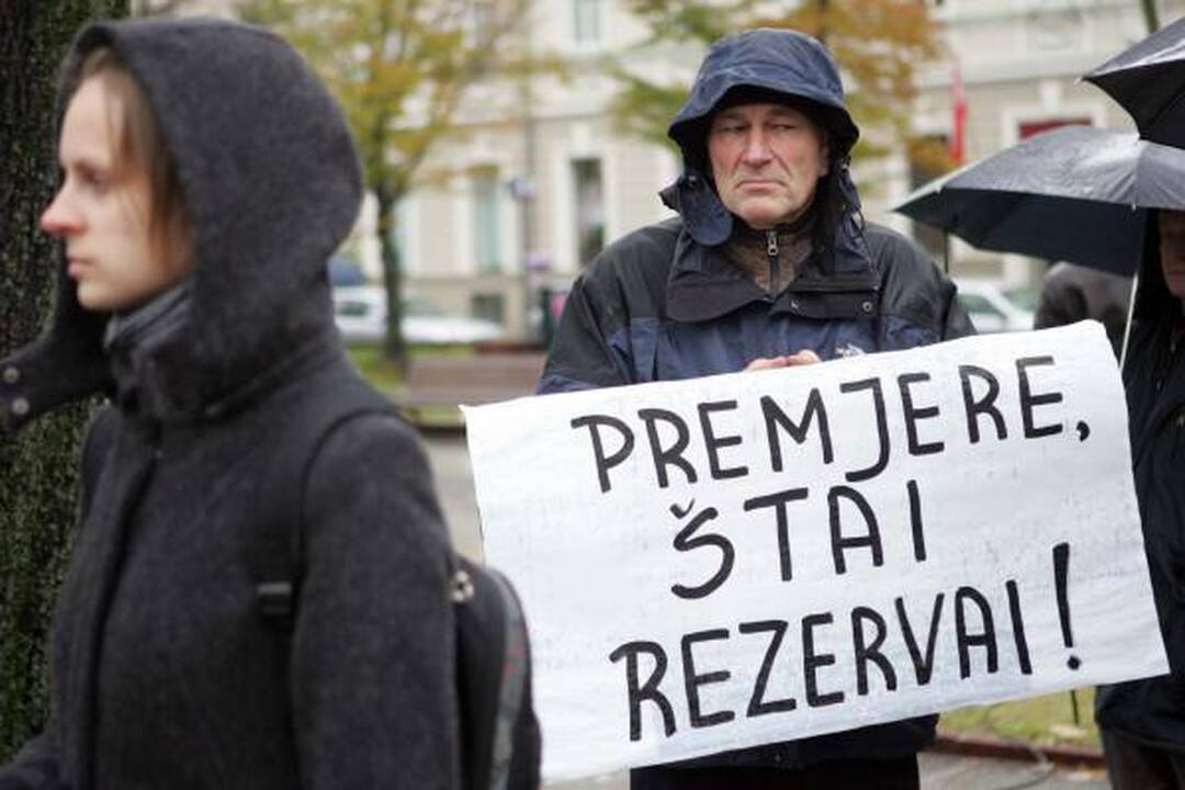Po Vyriausybės langais - protestas "dėl išvogtos Lietuvos"