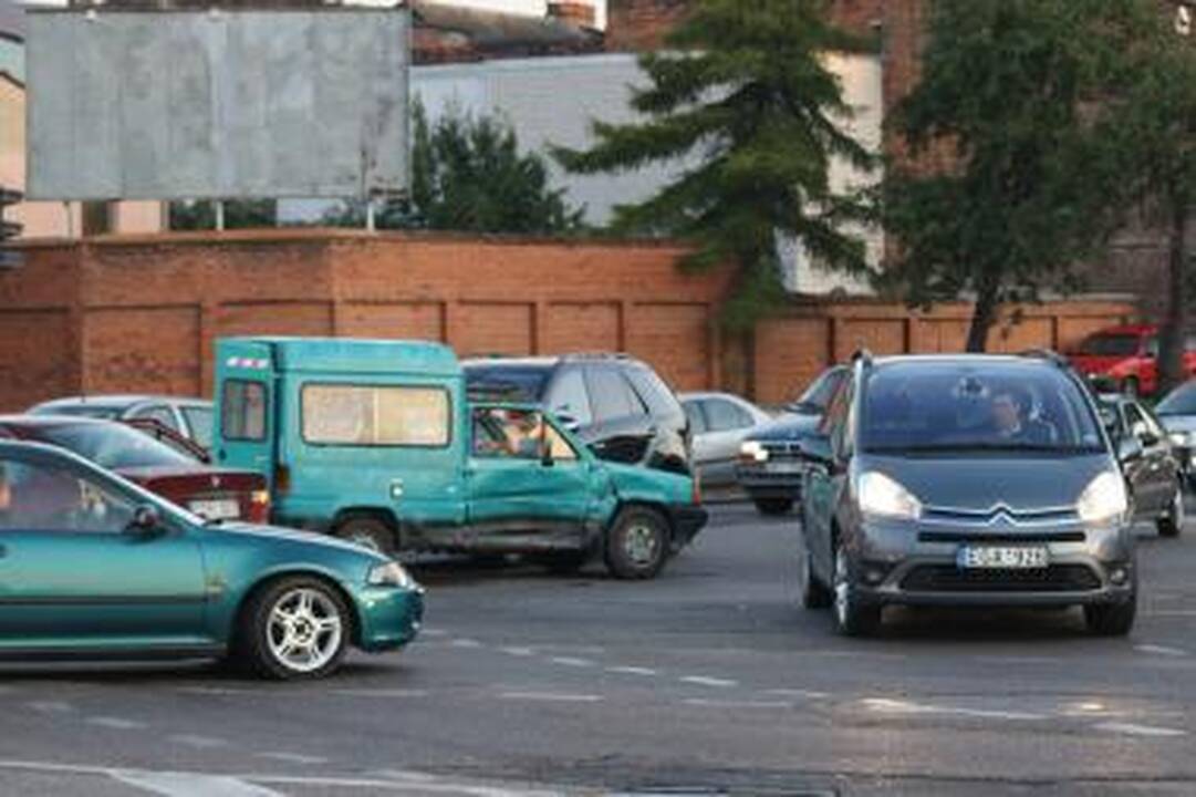 Neveikiantis šviesoforas ir trys susidūrę automobiliai