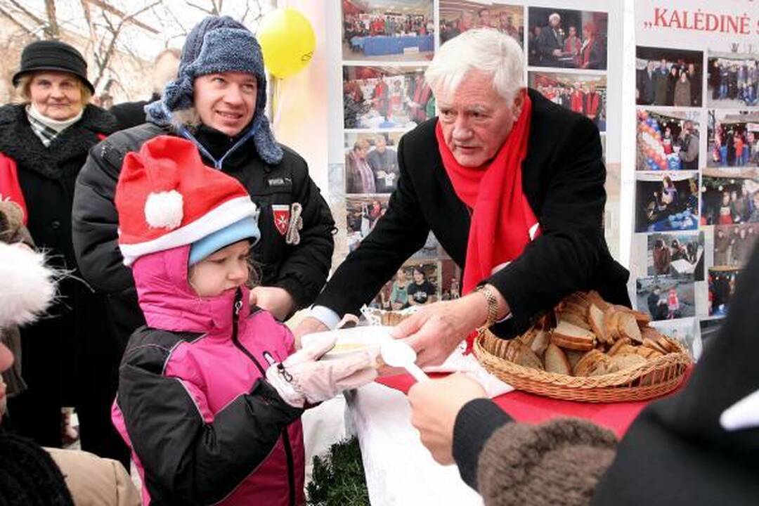 Prezidentas V.Adamkus Rotušės aikštėje dalijo sriubą