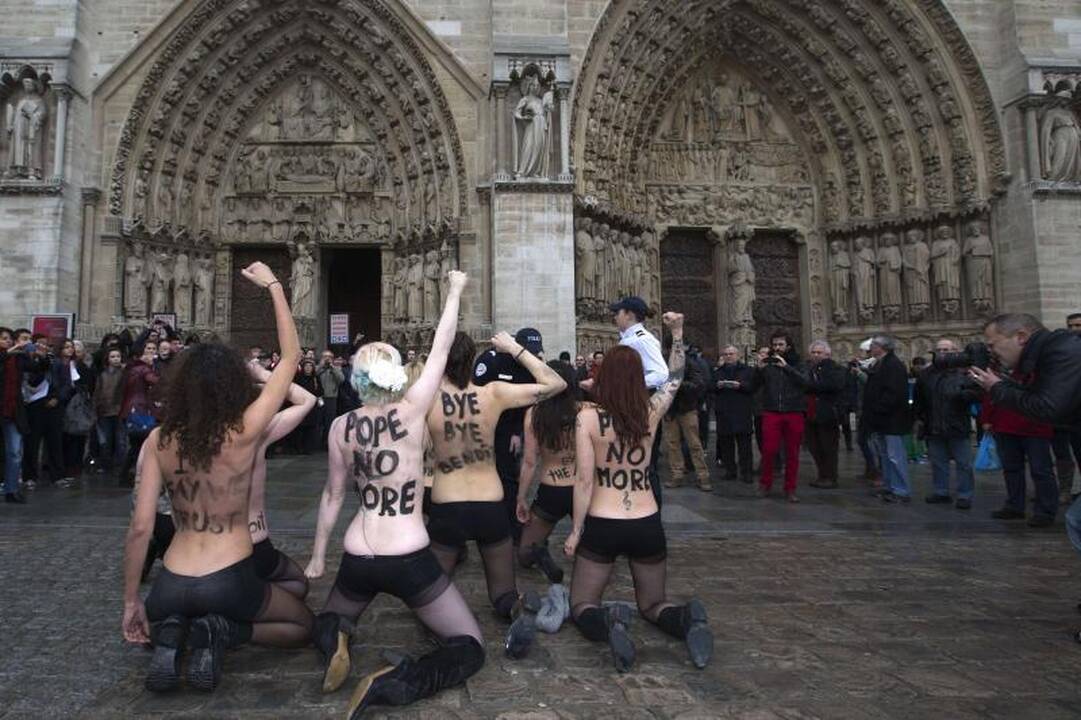 Paryžiaus katedroje „Femen“ džiūgavo dėl popiežiaus atsistatydinimo