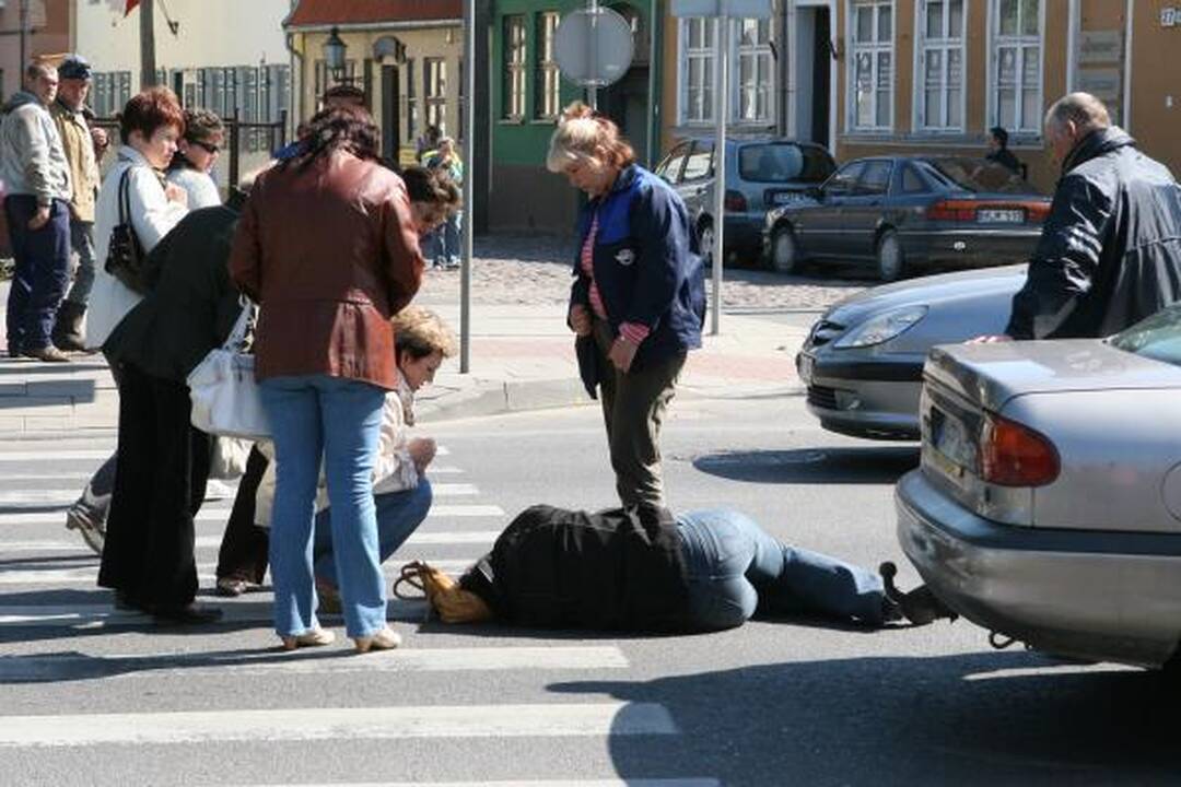 Perėjoje automobilis sužalojo klaipėdietę