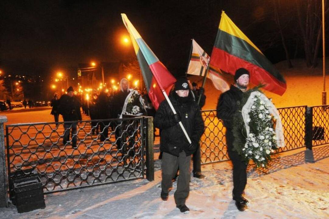 Kraštutiniai patriotai Sausio 13-ąją paminėjo eisena su deglais