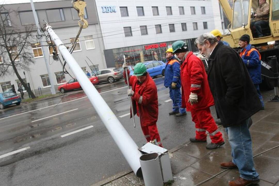 Vilniuje sunkvežimis nulaužė stulpą ir paralyžiavo eismą