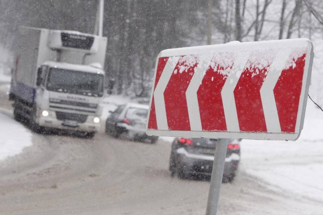 Dieną eismo sąlygas sunkins snygis ir pustymas, perspėja kelininkai