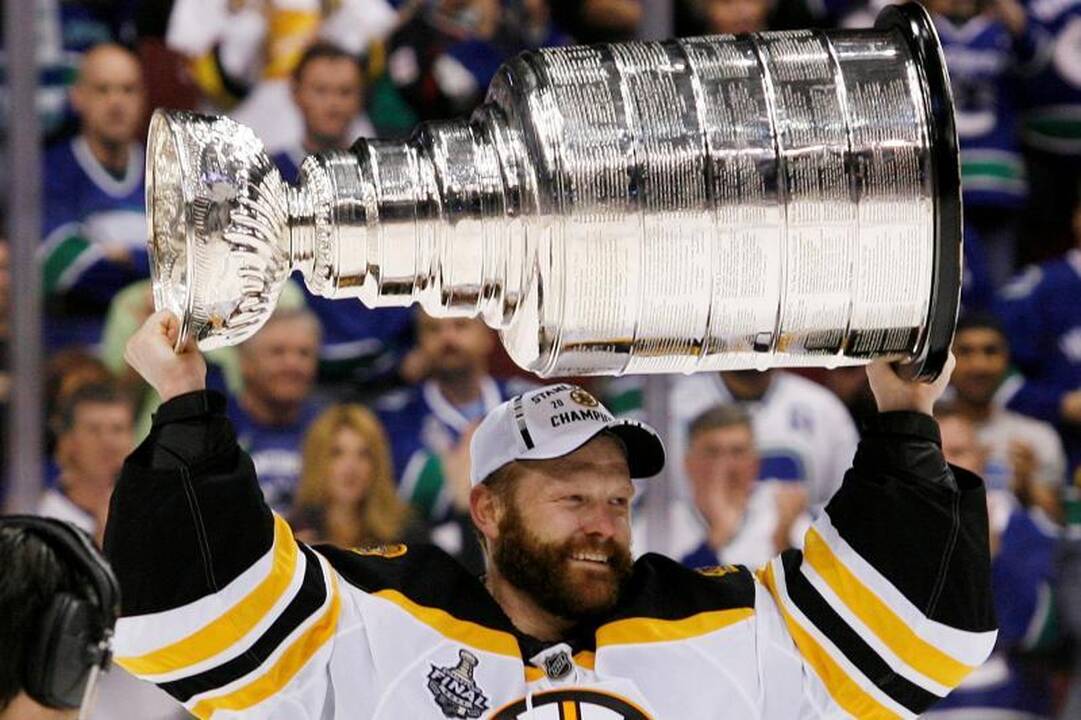 Bostono "Bruins" iškovojo Stenlio taurę 
