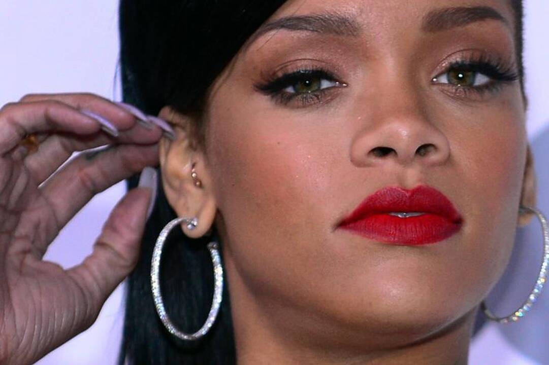 Rihanna teigia vis dar esanti     vieniša
