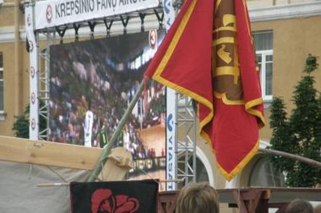 Rotušės aikštėje šurmuliavo krepšinio gerbėjai ir renesanso epochos amatininkai