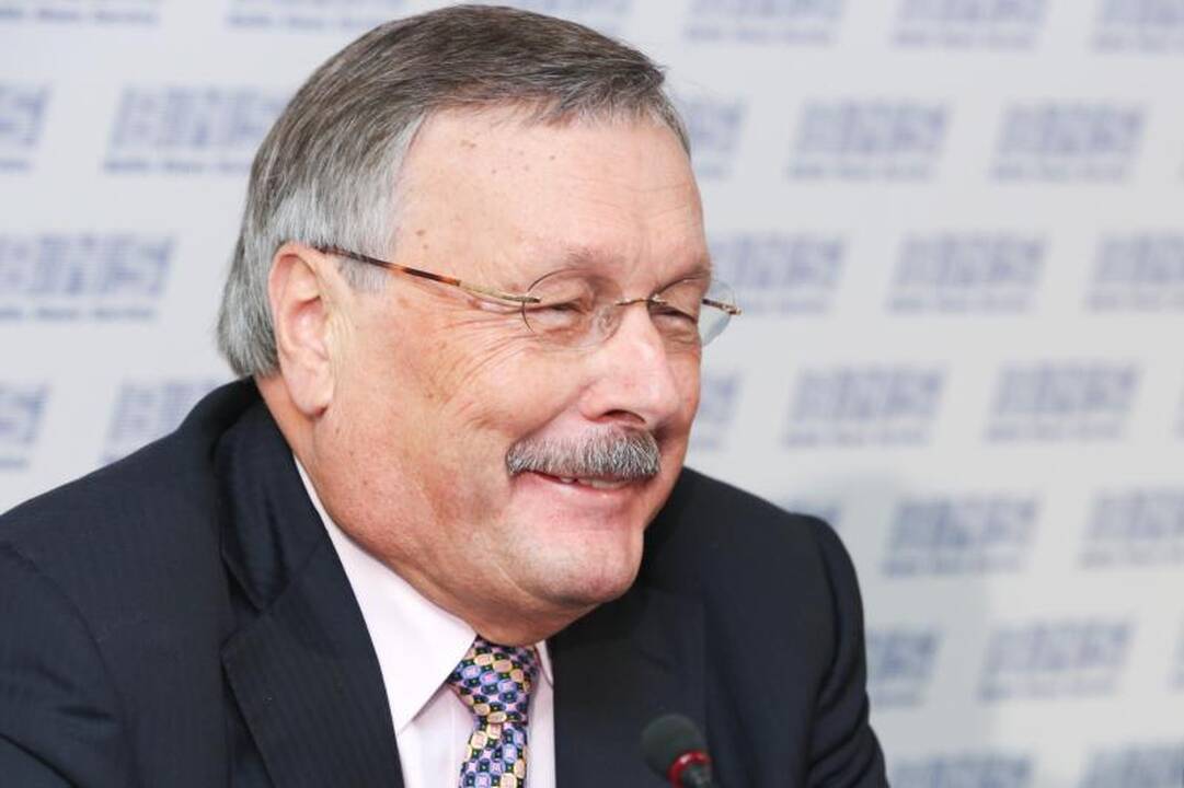Lenktynininkui S. Brundzai pusmečiui atimta teisė vairuoti