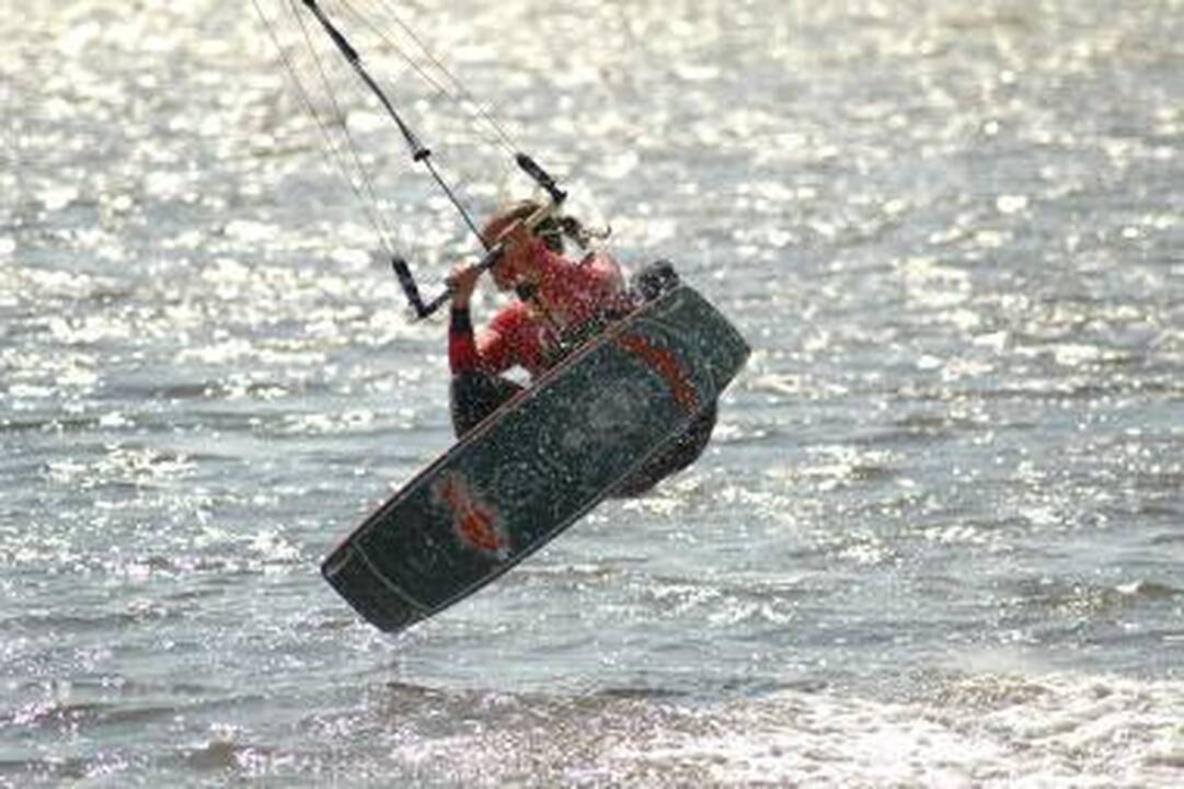 Jėgos aitvarų mėgėjai į pavojų stumia poilsiautojus