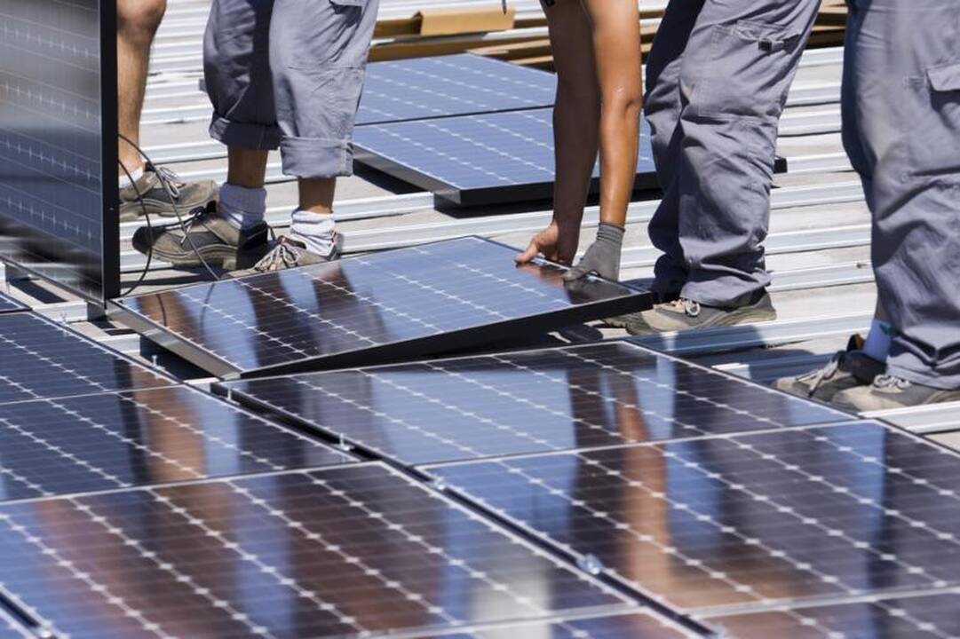 Tarp gavusių leidimus saulės elektrinių plėtojimui - verslo elitas