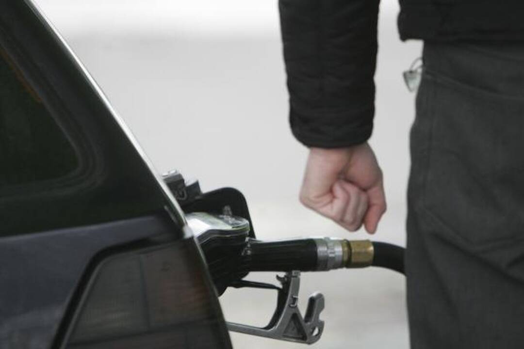 Bankai skatina korteles, „Lukoil“ - grynuosius