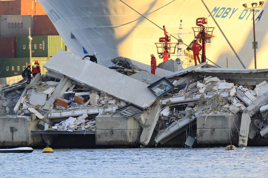 Italijoje per laivybos nelaimę žuvo trys ir dingo apie 10 žmonių