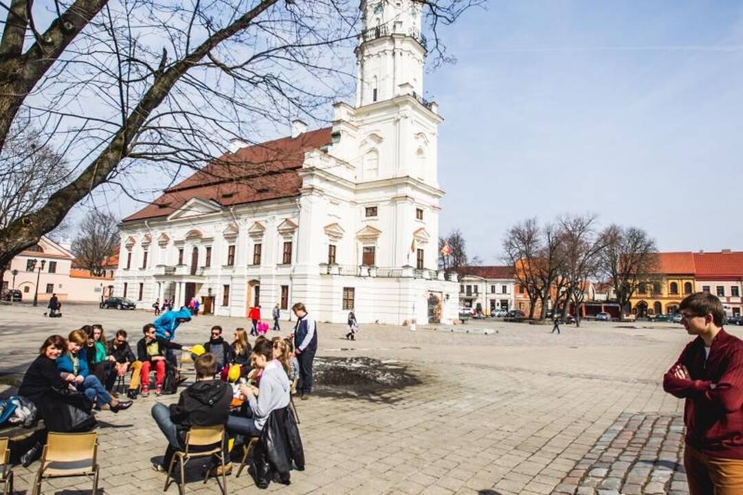 Gimnazistams pamokos vyko ir Rotušės aikštėje, ir ant tilto