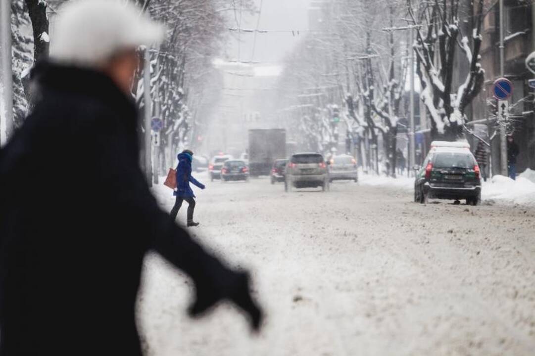 Eismo sąlygas sunkina pustymas, jis nesiliaus ir naktį
