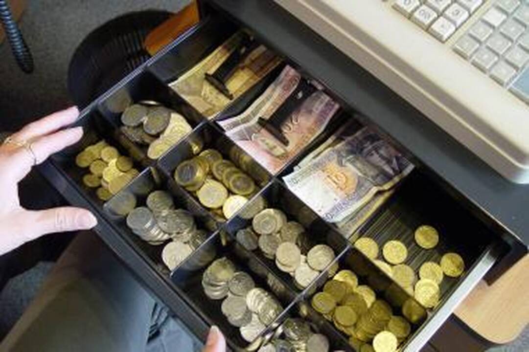 Kaukėtas plėšikas apšvarino naktinę parduotuvę