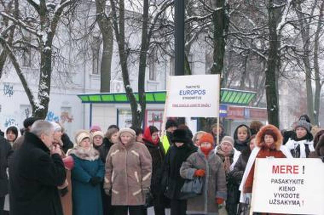 2-osios ligoninės medikai surengė mitingą prie savivaldybės (papildyta)