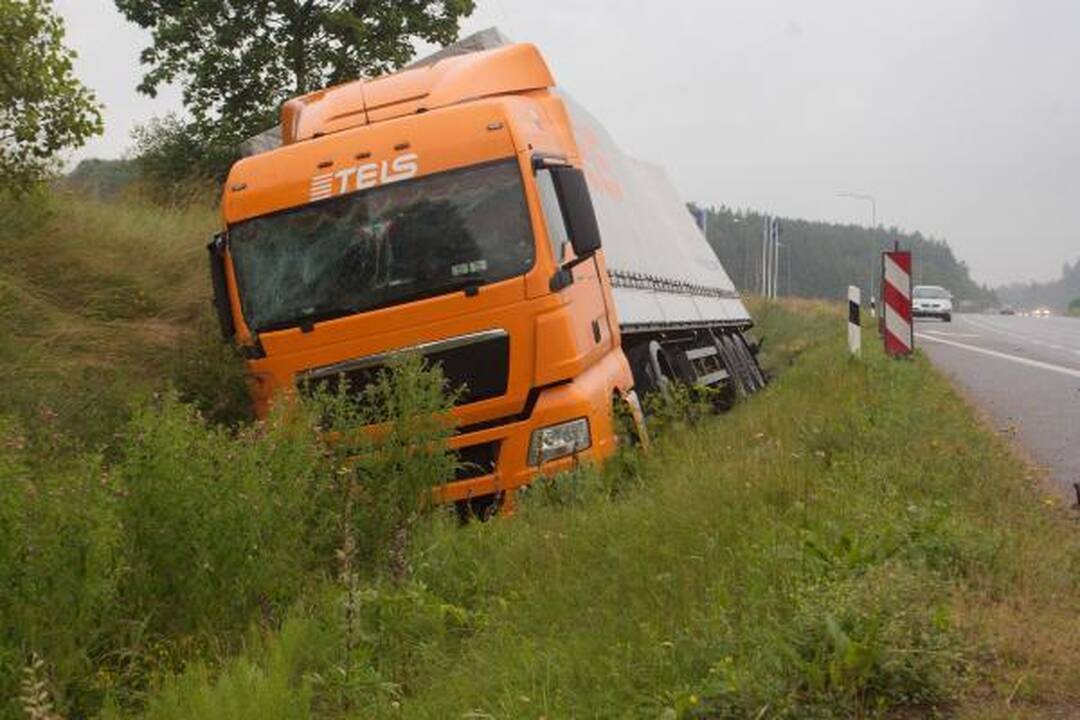 Nuo kelio nulėkusio vilkiko vairuotojas: „užmigau“