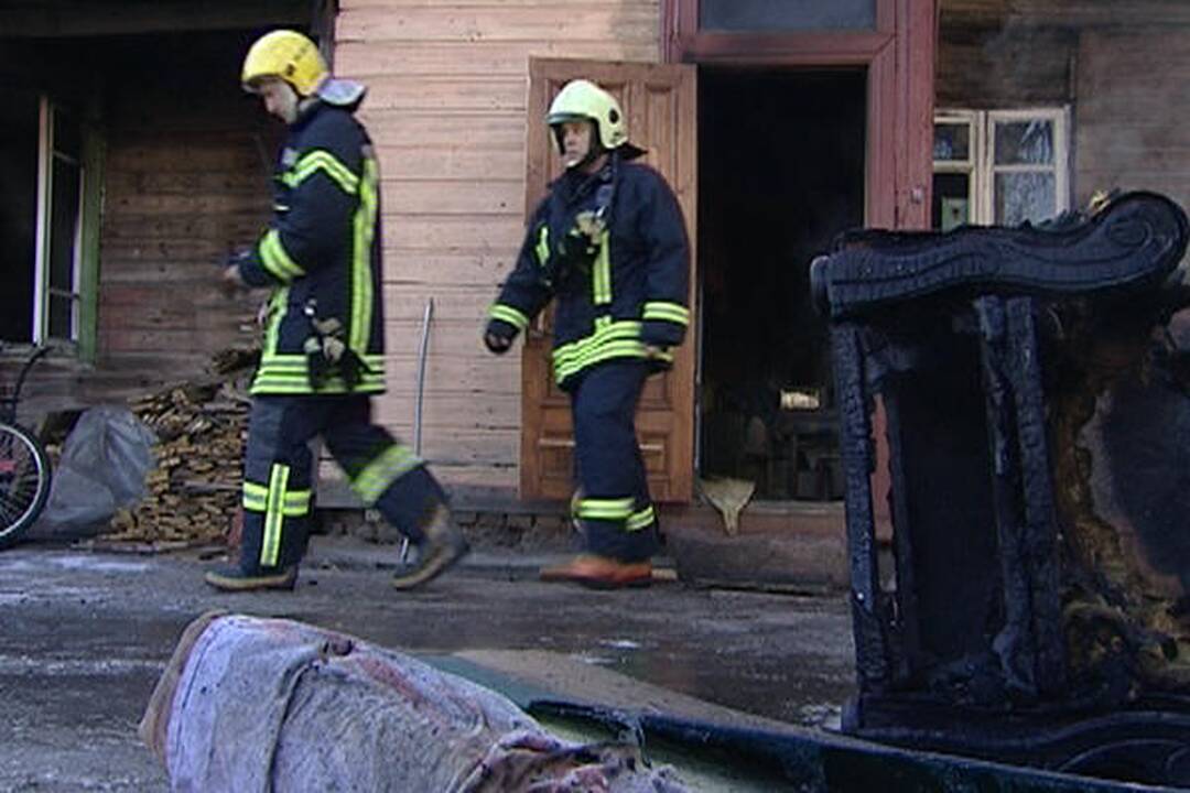 Gaisras Žvėryne įsiplieskė nuo palikto įkroviklio