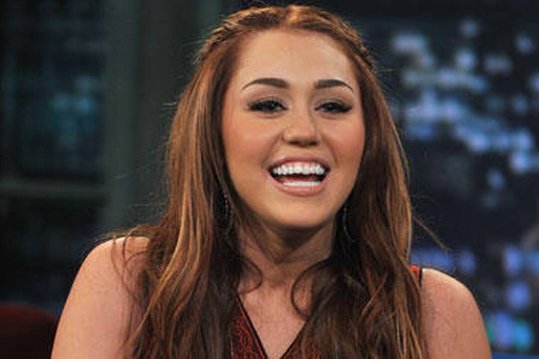 Miley Cyrus niršta ant „YouTube“ fenomenų