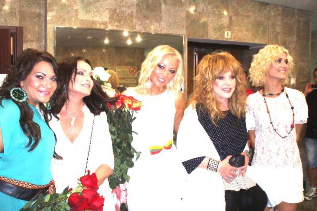 Mia dainavo su A.Pugačiova ir S.Rotaru, iš S.Rotaru dar ir gėlių gavo