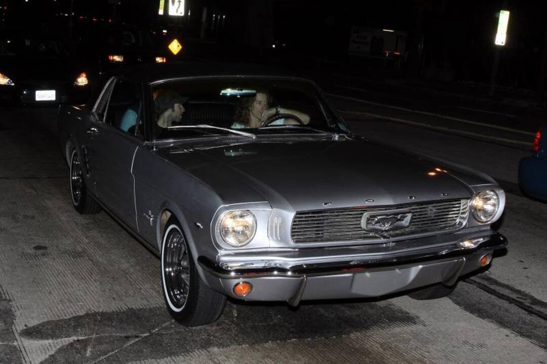 Iš popieriaus pagamintas natūralaus dydžio 1969 m. „Ford Mustang“