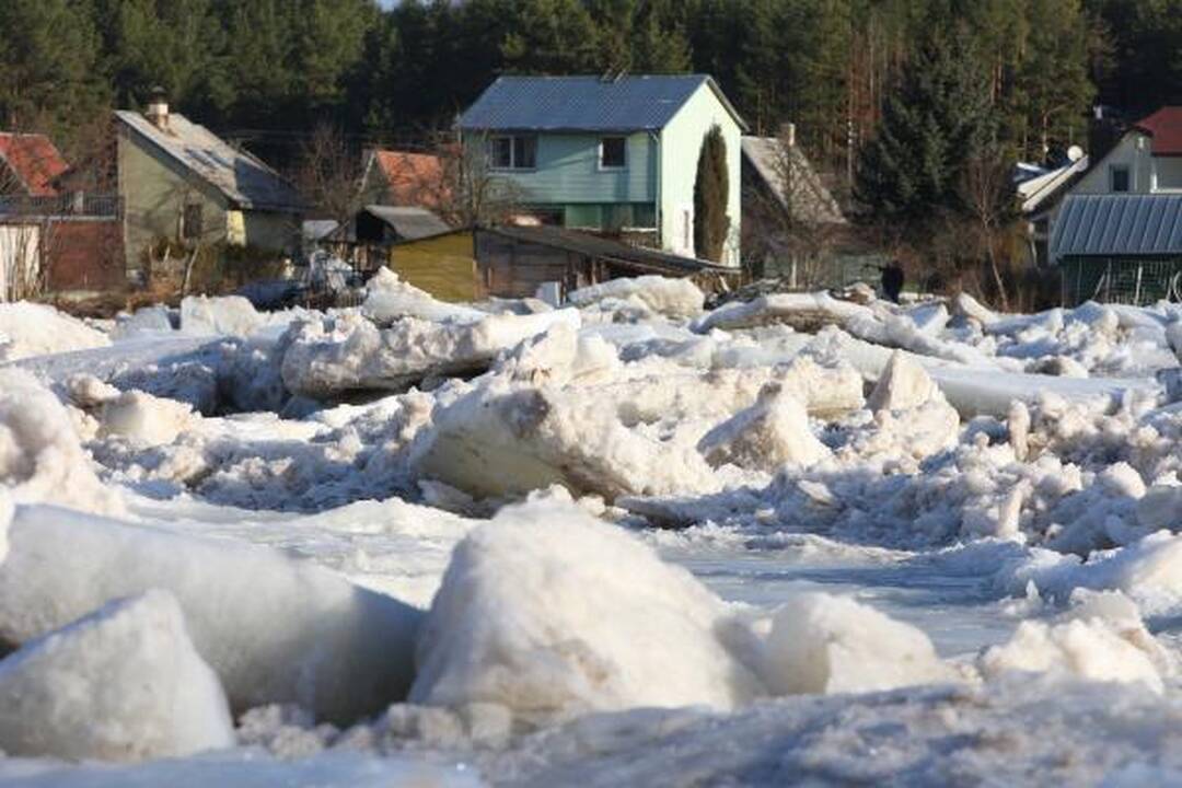Neries pakrančių gyventojai ragina sprogdinti ledą