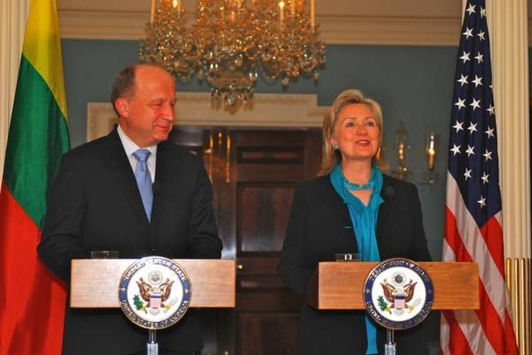 H.Clinton ploja A.Kubiliui per petį už ekonominę politiką