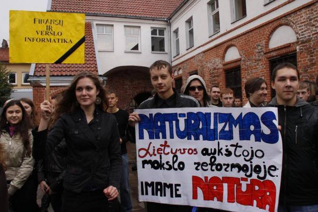 Studentai stojo ginti savo Alma Mater