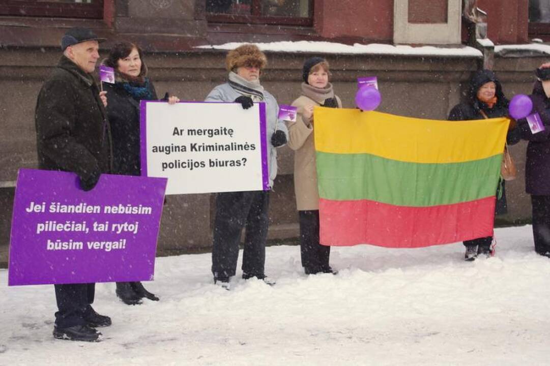 L. Stankūnaitės dukters gimtadienio proga – piketas prie policijos