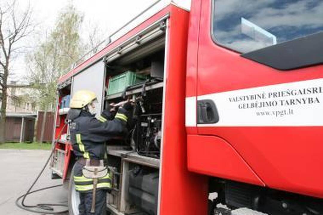 Priekulėje liepsnojo mokykla